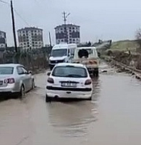 Yağışın ardından yol adeta göle döndü