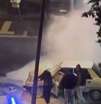 Yağışlarla genişleyen dev çukur sürücüler için tehlike saçıyor