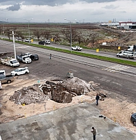 Yağışlarla genişleyen dev çukur sürücüler için tehlike saçıyor