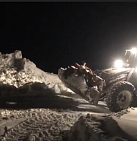 Yakacak yardımı kepçelerle taşındı