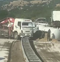 Malatya-Adıyaman karayolunda yakıt tankeri devrildi!