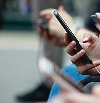 Yanınızdaki casus belli oldu: Gizlice kayıt yapıyor!