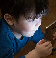 Yatmadan önce telefona bakanlara uzmanından uyarı: 'Beyniniz size oyun oynuyor'