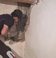Yavru köpekleri kurtarmak için duvarı balyozla kırdı