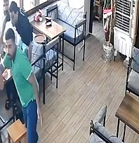 Yemek yerken depreme yakalandı: Çoraplarıyla sokağa fırladı