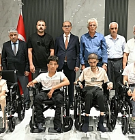 Yeşilyurt'ta engelli vatandaşlara akülü araç desteği
