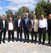 Yılların emeği çöp oluyor! Kayısılar satılmıyor, üretici borç batağında