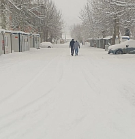 Yoğun kar nedeniyle araçlar saatlerce mahsur kaldı