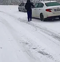 Yoğun kar yağışı, sürücülere zor anlar yaşatıyor
