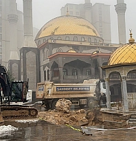 Yoğun yağış sonrası cami avlusu çöktü
