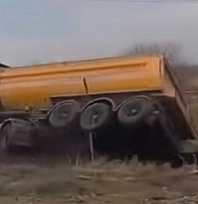 Yol kenarına devrilen kamyonun sürücüsü yaralandı