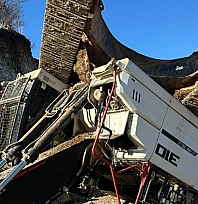 Yol yapım çalışmasında iş makinesi devrildi