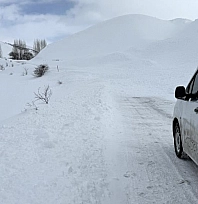 Yola çığ düştü: Araçlar saniyelerle kurtuldu