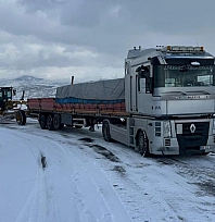 Yolda kalan araçlar kurtarıldı