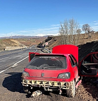 Yolda oluşan çukur kazaya neden oldu: 2 yaralı