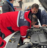 Yürek ısıtan kurtarma! Kaputa sıkışan kedi kurtarıldı