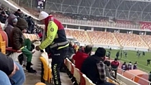 Üşüyen çocuğa çorabını vermişti! Polis memuru ödüle layık görüldü