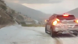 Malatya'da yollar beyaza bürüdü: Sürücüler zor anlar yaşadı