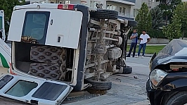 Malatya'da kaza: Minibüs yan yattı