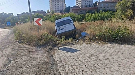 Malatya'da minibüs şarampole devrildi: 2 yaralı