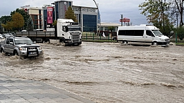 Malatya'da sağanak yağış hayatı felç etti: Çevre yolunda araçlar mahsur kaldı