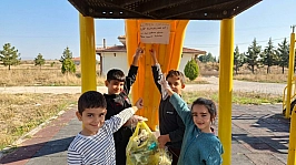 Muhtar çocuklarla sahaya indi! Sokaklar karış karış temizlendi!