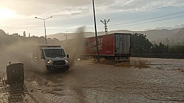 Tıkanan mazgallar karayolunu kilitledi: Malatya-Kayseri karayolunda ulaşım aksadı