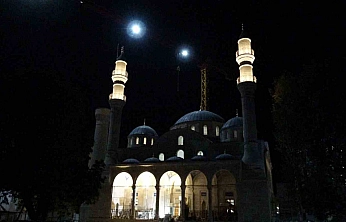 Malatya'da tarihi Yeni Cami'nin ışıkları 43 ay sonra ilk kez yandı