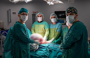 Karın şişkinliğiyle hastaneye gitti 15 kilogramlık kitle çıkarıldı