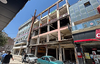 Malatya'da ağır hasarlı binalar tehlike saçıyor! 60 yıllık tarihi Pasaj yıkılmayı bekliyor…