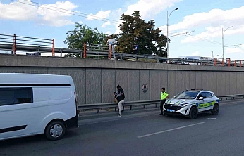 Yaşlı adam üst geçitten düştü, ağır yaralandı