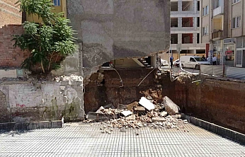 Malatya'da temeli göçen bina her an yıkılabilir! Cezmi Kartay caddesi trafiğe kapatıldı