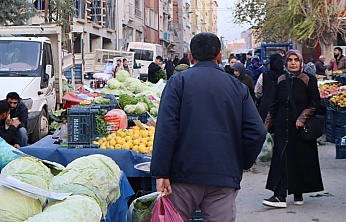 Malatya'da perşembe pazarında sebze fiyatları yüz güldürdü, meyve tezgâhları yine cep yaktı