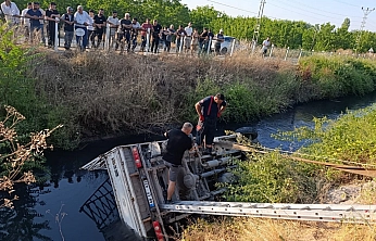 Malatya'da yem yüklü kamyon devrildi! Sürücü hayatını kaybetti