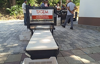 Malatya'da yerli kayısı pırtlatma makinesi görücüye çıktı