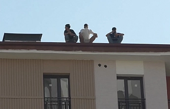 Malatya'da yine maaş krizi: 8 işçi çatıya çıktı!
