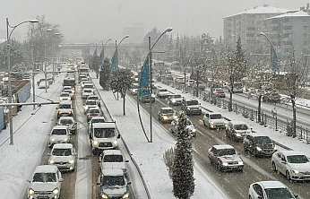 Malatya'da yoğun kar yağışı trafiği kilitledi