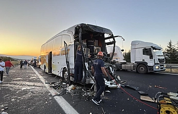 Malatya Otobüsü Bolu'da kamyona çarptı: 1 Ölü 10 Yaralı