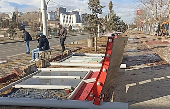 Malatya'yı şiddetli fırtına vurdu! Trambüs durağı bile ayakta duramadı!