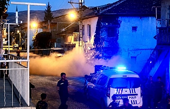 Malatya'da yürekler ağza geldi: Hafif hasarlı kerpiç ev yıkıldı