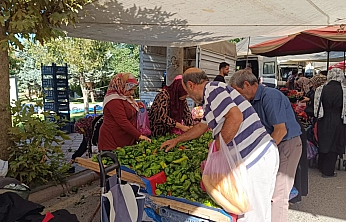 Pazarda kilosu 20 liraya kadar düştü: Malatyalılar kasa kasa aldı