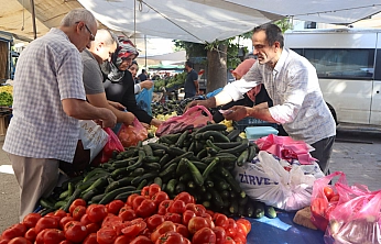 Pazarda şok fiyatlar! Meyveye el değmiyor! Domates 15 liraya kadar düştü…