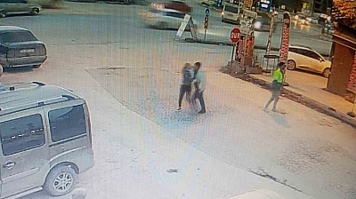 Malatya'da sokak ortasında dehşet: Esnaf kadını kurtardı!