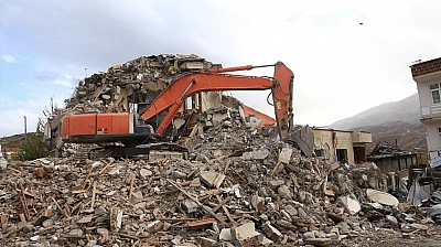 Enkazın üstünde kirli pazarlık! Malatya dahil 7 ilde 26 kişi gözaltına alındı!