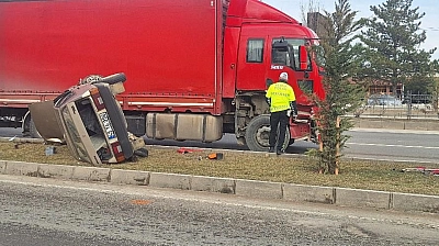 Malatya'da feci kaza ucuz atlatıldı! Otomobil yan yattı