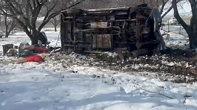 Malatya'da trafik kazası: Minibüs bahçeye uçtu