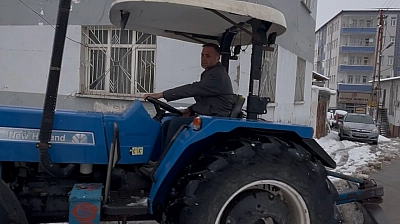 Malatya'da mahalleli traktörle kar mesaisinde
