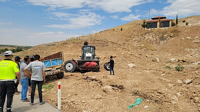 Malatya'da traktör şarampole devrildi: 2 Yaralı