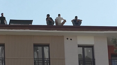 Malatya'da yine maaş krizi: 8 işçi çatıya çıktı!