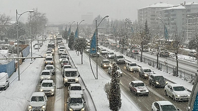 Malatya'da yoğun kar yağışı trafiği kilitledi